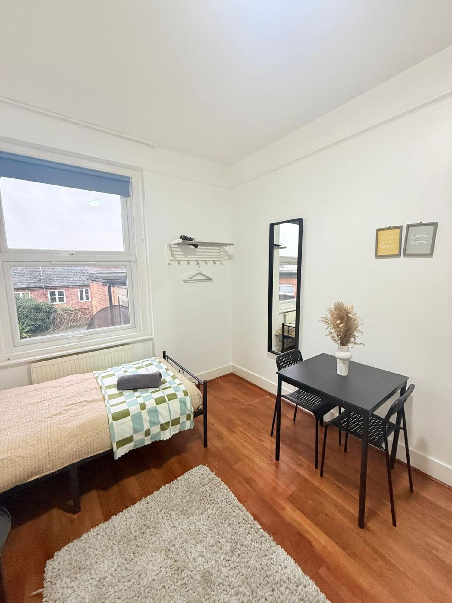 Cricklewood Broadway Guest Home Лондон Экстерьер фото